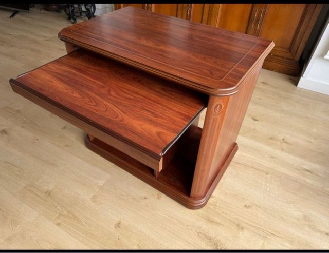 Escritorio de madera con cajón