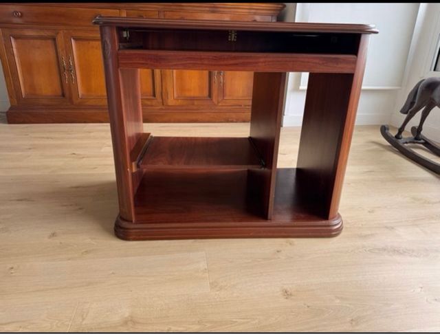 Escritorio de madera con cajón