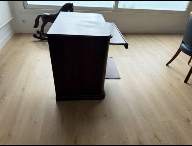 Escritorio de madera con cajón