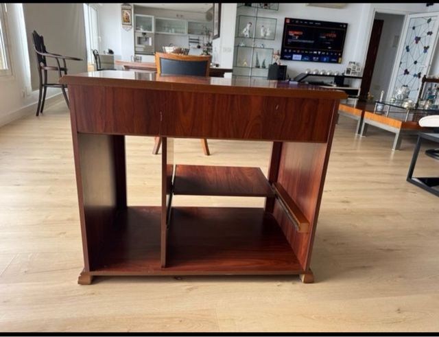 Escritorio de madera con cajón