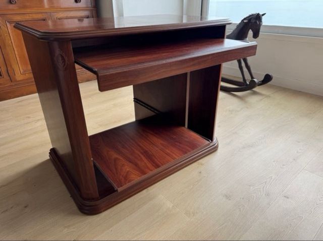 Escritorio de madera con cajón