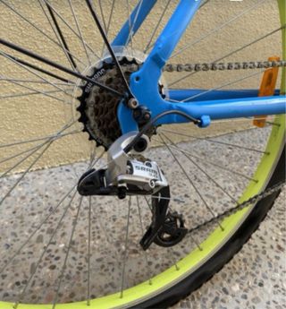 Bicicleta paseo azul con cesta