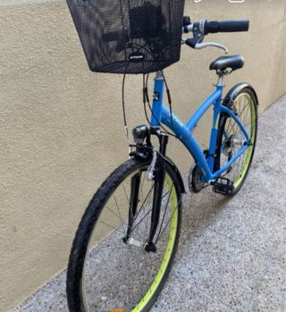 Bicicleta paseo azul con cesta