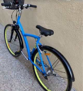 Bicicleta paseo azul con cesta