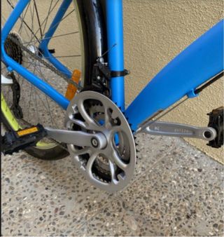 Bicicleta paseo azul con cesta