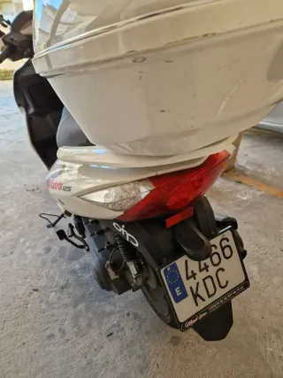 Scooter 125cc Blanco y Negro