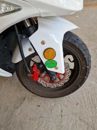 Scooter 125cc Blanco y Negro