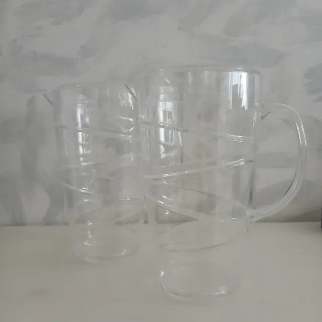 Confezione da 2 caraffe in plastica da 2L con coperchio