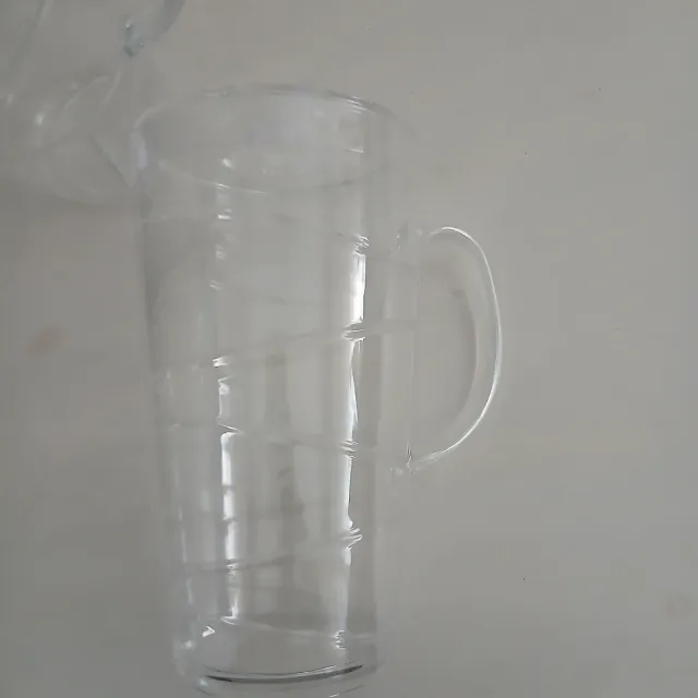 Confezione da 2 caraffe in plastica da 2L con coperchio