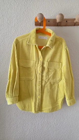 Camisa de pana amarilla