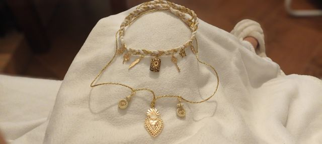 Collar dorado con dijes