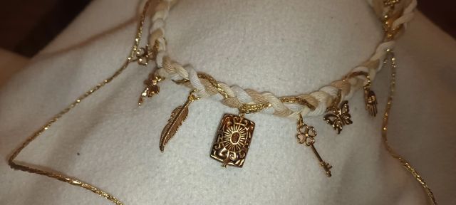 Collar dorado con dijes