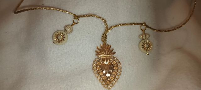 Collar dorado con dijes