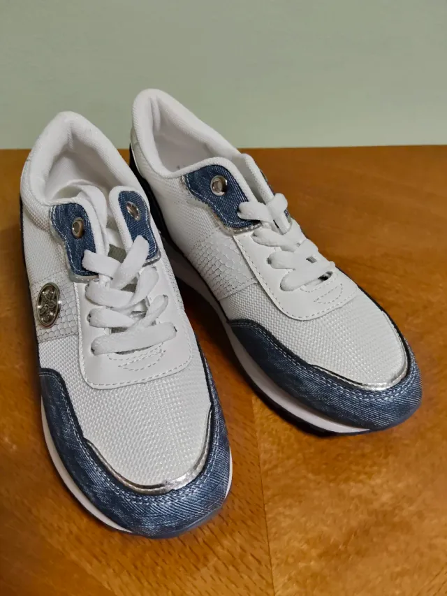 Zapatillas Guess Blancas y Azules