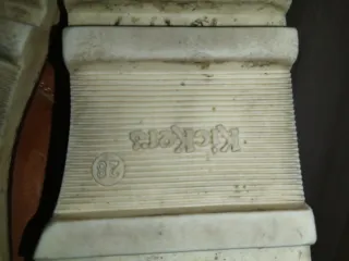 Scarponcini KicKers, numero 28. Color marrone