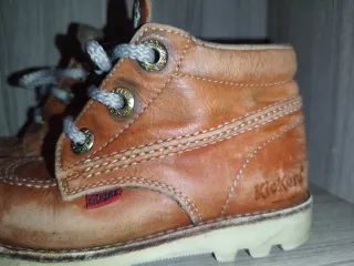 Scarponcini KicKers, numero 28. Color marrone