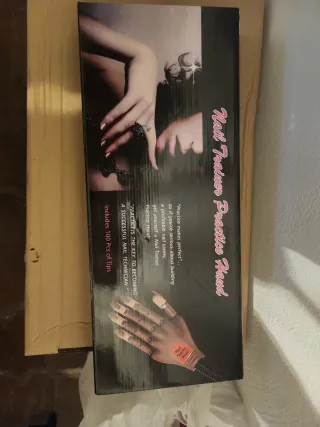 Mano de práctica para uñas