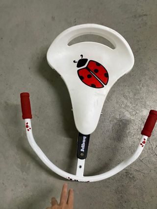 Patinete infantil Jellbug con diseño de mariquita.