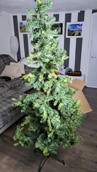 Albero di Natale con decorazioni