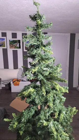 Albero di Natale con decorazioni