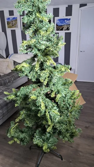 Albero di Natale con decorazioni