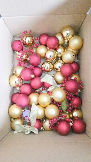 Albero di Natale con decorazioni