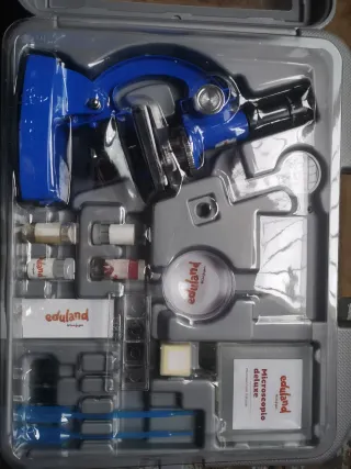 Microscopio Deluxe Eduland con 62 piezas