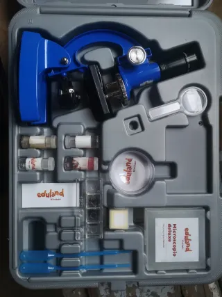 Microscopio Deluxe Eduland con 62 piezas