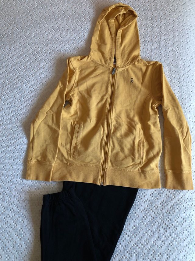 Chaqueta OKAIDI amarilla y pantalón negro