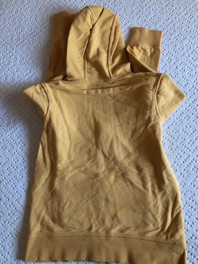 Chaqueta OKAIDI amarilla y pantalón negro