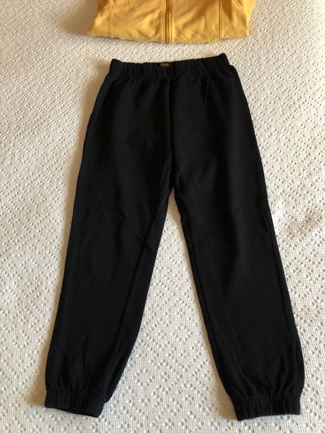 Chaqueta OKAIDI amarilla y pantalón negro