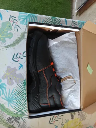 Botas de trabajo negras y naranjas sin estrenar