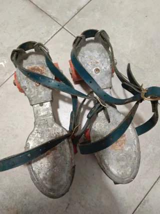 Patines antiguos de metal con correas