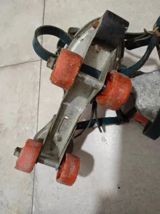 Patines antiguos de metal con correas