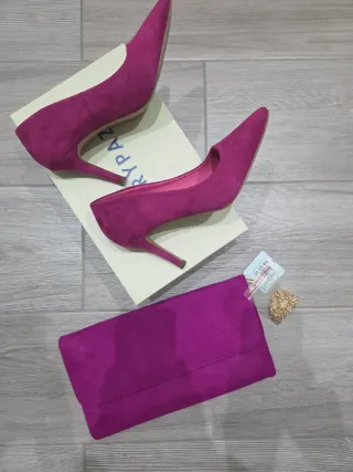 Zapatos de salón y cartera púrpura