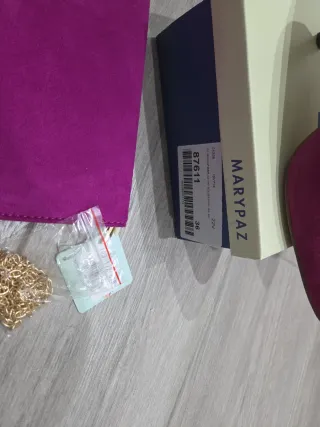 Zapatos de salón y cartera púrpura