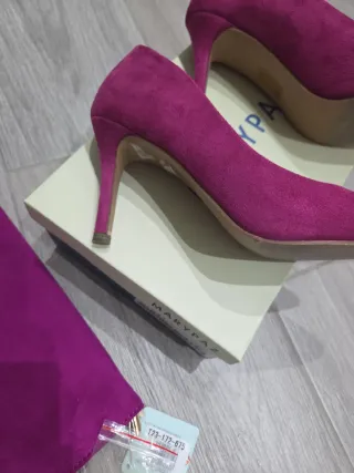 Zapatos de salón y cartera púrpura