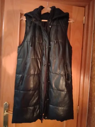 Chaqueta acolchada polipiel con capucha