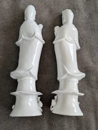 Coppia di figure cinesi in porcellana bianca