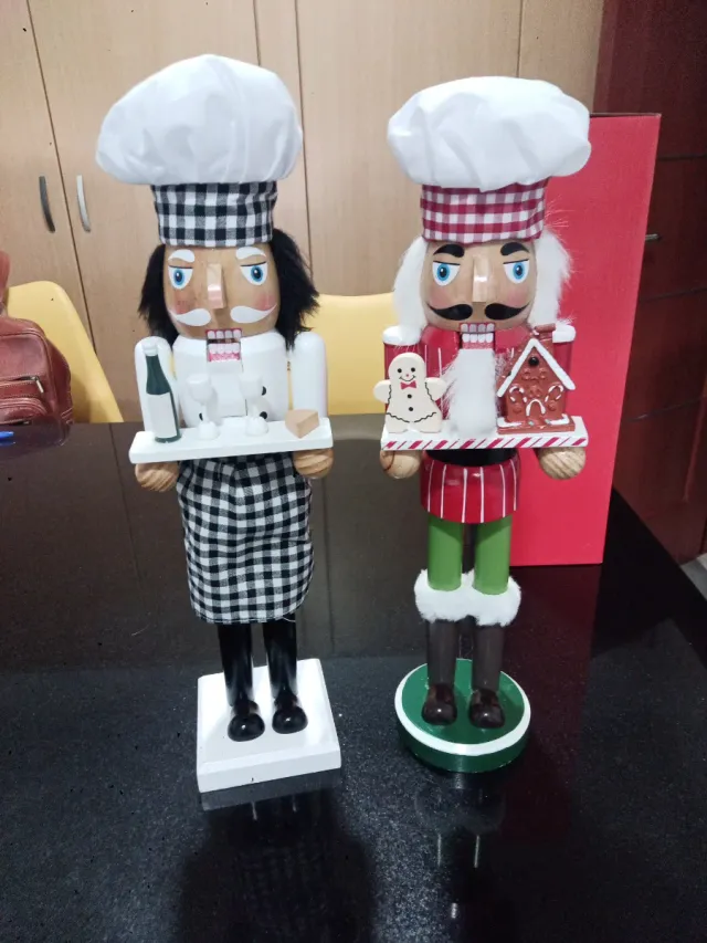 Cascanueces di legno decorativo da chef