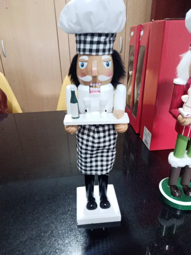 Cascanueces di legno decorativo da chef