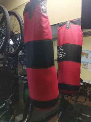 Saco de boxeo rojo y negro