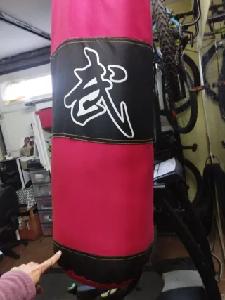 Saco de boxeo rojo y negro