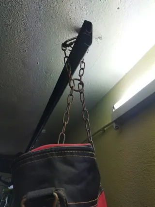 Saco de boxeo rojo y negro