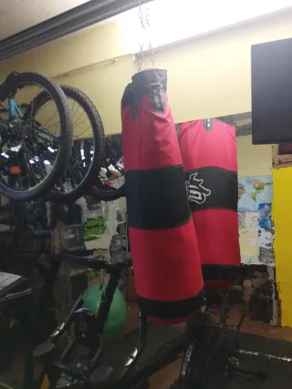 Saco de boxeo rojo y negro