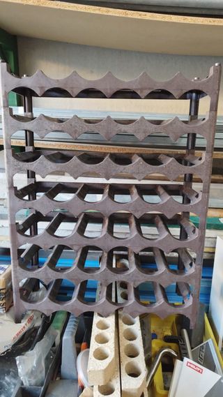 Botellero de plástico marrón