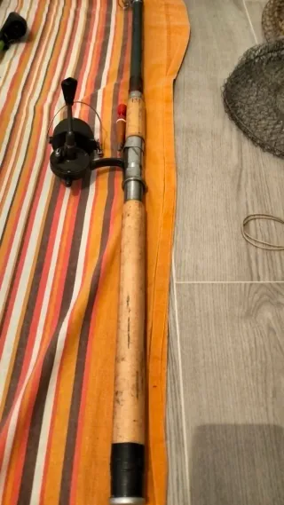 Caña (1) de pescar antigua con carrete