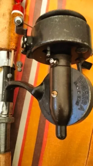 Caña (1) de pescar antigua con carrete