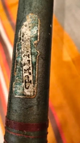 Caña (1) de pescar antigua con carrete