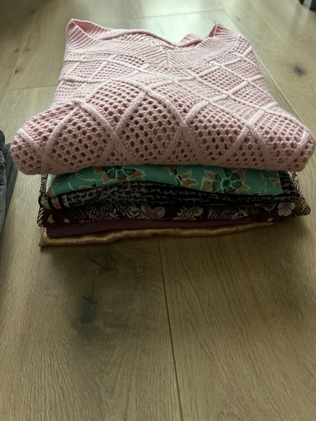 Lote de ropa variada nueva.